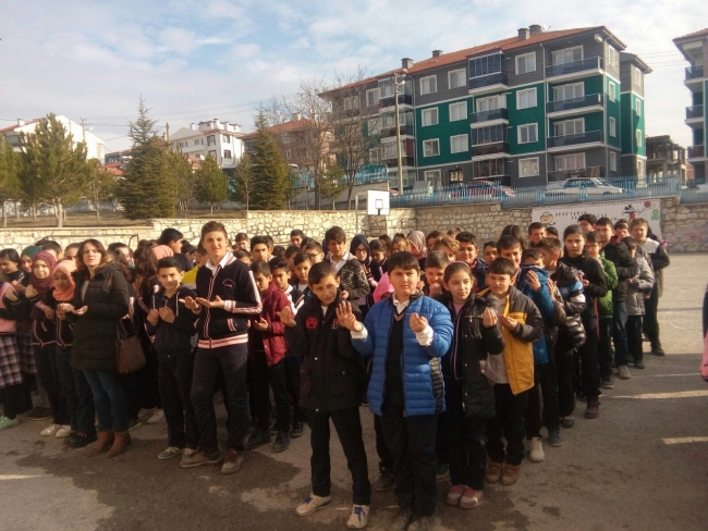 Minik eller Mehmetçik için semaya kalktı